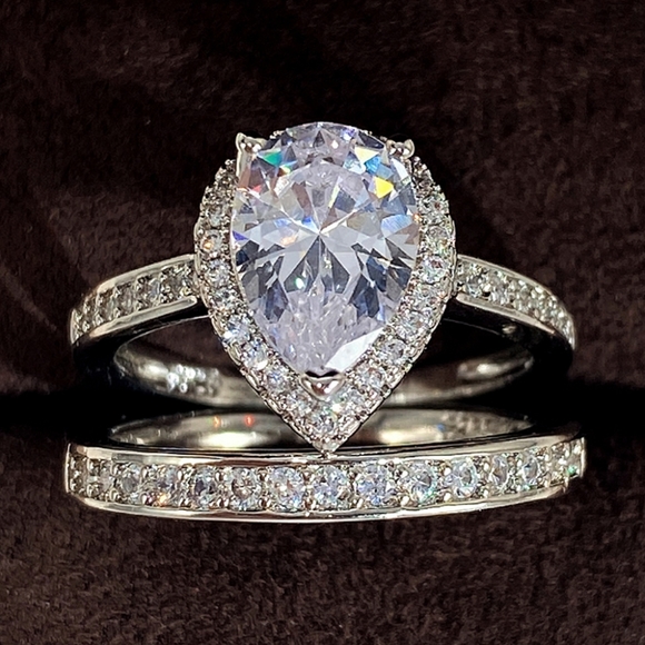 Luxury Pear Cut Engagement Set of Ring - Picture 2 of 3